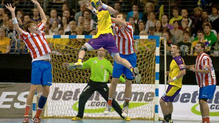 Markus Richwien hebt zum Sprungwurf ab. Im vergangenen Jahr trafen die Berliner schon einmal auf Atletico Madrid.