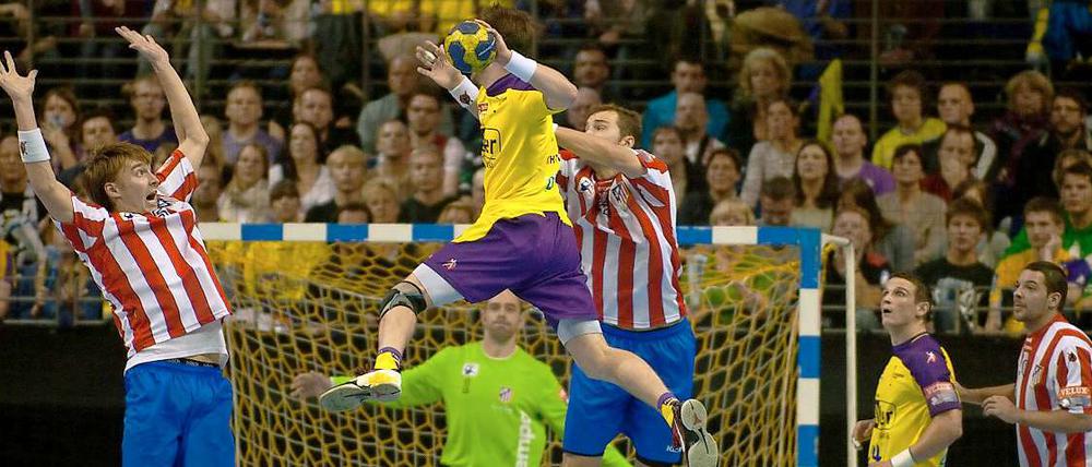 Markus Richwien hebt zum Sprungwurf ab. Im vergangenen Jahr trafen die Berliner schon einmal auf Atletico Madrid.
