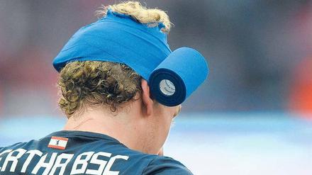 Spiel mit Wunden. Fabian Lustenberger musste bei seinem Startelfdebüt für Hertha vorzeitig vom Platz. Auch für die anderen Berliner war es ein schmerzhafter Nachmittag.