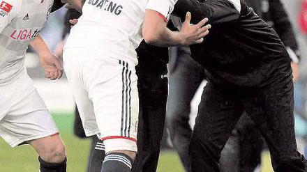 Ein Fall für zwei. Eine vermeintliche Schwalbe des Hannoveraners Sergio Pinto erwiderte Bayerns Jerome Boateng mit einem gerechtigkeitsheuchelnden Generalangriff. Foto: dapd