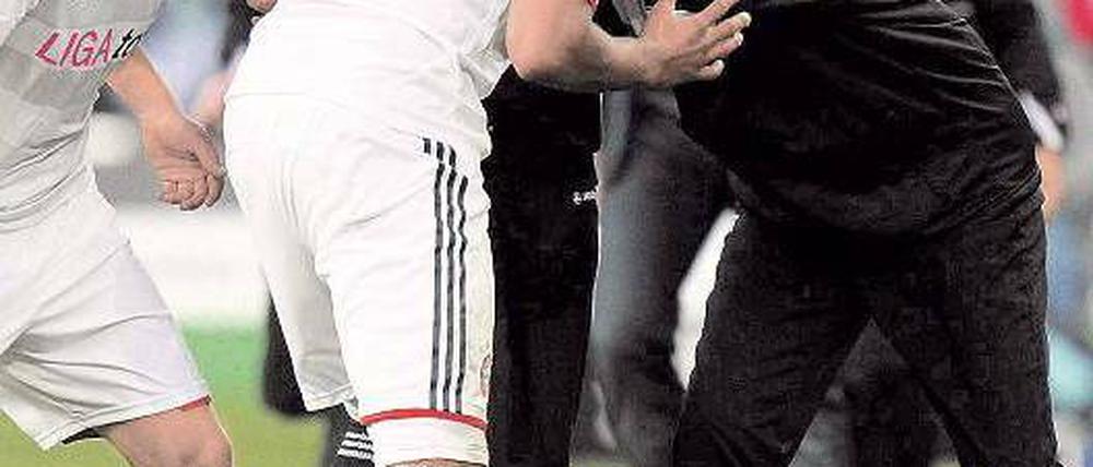 Ein Fall für zwei. Eine vermeintliche Schwalbe des Hannoveraners Sergio Pinto erwiderte Bayerns Jerome Boateng mit einem gerechtigkeitsheuchelnden Generalangriff. Foto: dapd