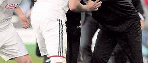 Ein Fall für zwei. Eine vermeintliche Schwalbe des Hannoveraners Sergio Pinto erwiderte Bayerns Jerome Boateng mit einem gerechtigkeitsheuchelnden Generalangriff. Foto: dapd