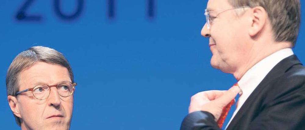 Unter Kontrolle. Haniel-Chef Jürgen Kluge (rechts) rückte Anfang des Jahres an die Spitze des Metro-Aufsichtsrats und wurde damit der oberste Kontrolleur von Vorstandschef Eckhard Cordes. Foto: dapd