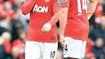 Ohrfeige vom Erzrivalen. Wayne Rooney (l.) und Javier Chicharito Hernandez durften am Sonntag Anstoß üben. Foto: dapd