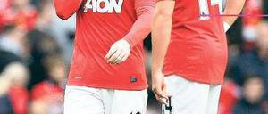 Ohrfeige vom Erzrivalen. Wayne Rooney (l.) und Javier Chicharito Hernandez durften am Sonntag Anstoß üben. Foto: dapd