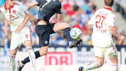 Seltenes Vergnügen. Nach vier Einsätzen in der Liga könnte Maik Franz (Mitte) im Pokal mal wieder für Hertha spielen. Foto: AFP