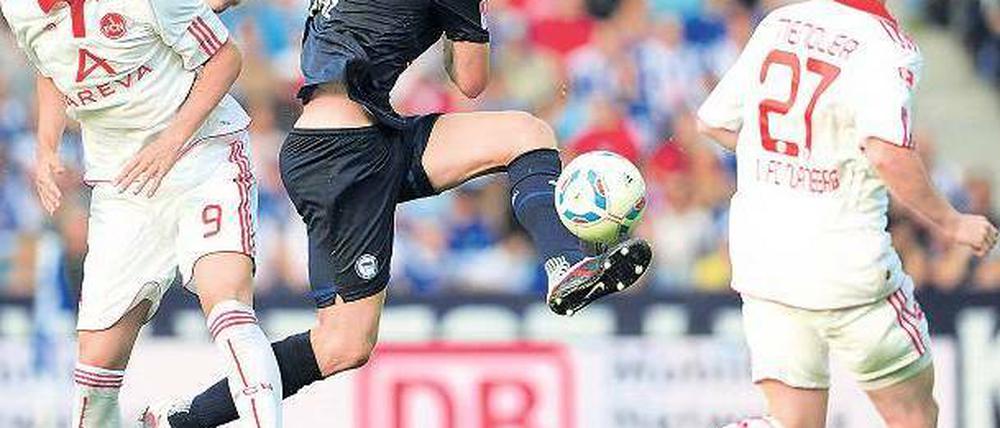 Seltenes Vergnügen. Nach vier Einsätzen in der Liga könnte Maik Franz (Mitte) im Pokal mal wieder für Hertha spielen. Foto: AFP