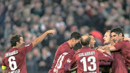 Wie schon im vorigen Jahr gelingt Hannover 96 ein Heimsieg gegen die Bayern.