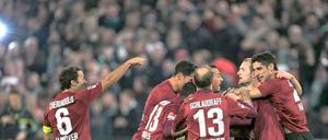 Wie schon im vorigen Jahr gelingt Hannover 96 ein Heimsieg gegen die Bayern.