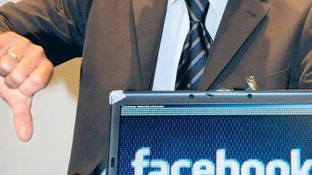 Daumen runter. Der schlesig-holsteinische Datenschützer Thilo Weichert gehört zu den größten Kritikern von Facebook. 