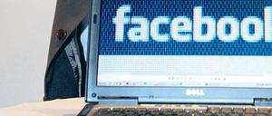 Daumen runter. Der schlesig-holsteinische Datenschützer Thilo Weichert gehört zu den größten Kritikern von Facebook. 
