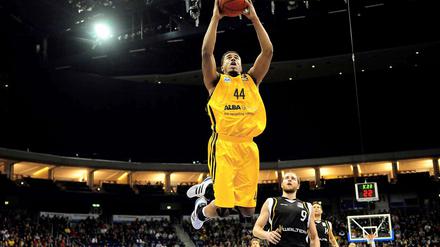 Albas Bryce Taylor beim Dunking, Tübingens Vaughn Duggins kann nur zuschauen.