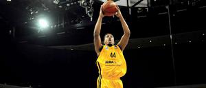 Albas Bryce Taylor beim Dunking, Tübingens Vaughn Duggins kann nur zuschauen.