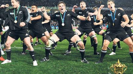 Titeltanz. Kapitän Richie McCaw (Mitte) und die „All Blacks“ feiern nach dem 8:7 im WM-Finale den ersten Titel seit 1987.Foto: AFP