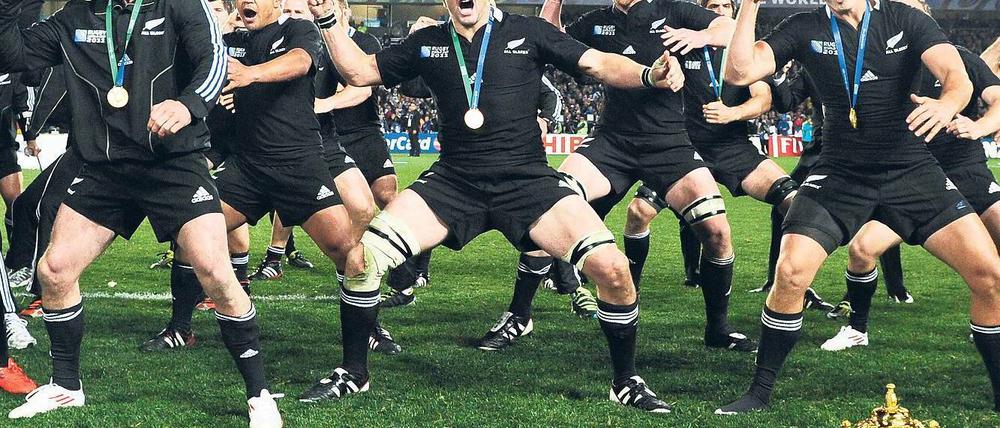 Titeltanz. Kapitän Richie McCaw (Mitte) und die „All Blacks“ feiern nach dem 8:7 im WM-Finale den ersten Titel seit 1987.Foto: AFP