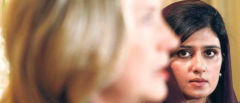 Vertrauensbildung. US-Außenministerin Hillary Clinton (im Vordergrund) hat sich in Islamabad nicht nur für ihre Amtskollegin Hina Rabbani Khar viel Zeit genommen. Sie stellte sich auch den Bürgern. 