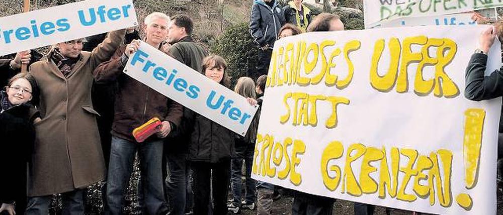 Riss durch die Nachbarschaft. Die Sperrung des Uferwegs am Groß Glienicker See führte zu Protesten in der Ortschaft, die seit 2003 zur Stadt Potsdam gehört. 