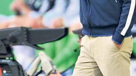 Mit einer klaren Linie überzeugt er seine Mannschaft. Markus Babbel tritt am Spielfeldrand nur dann in Erscheinung, wenn er glaubt, seine Spieler zu erreichen.
