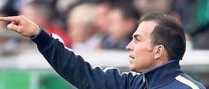 Mit einer klaren Linie überzeugt er seine Mannschaft. Markus Babbel tritt am Spielfeldrand nur dann in Erscheinung, wenn er glaubt, seine Spieler zu erreichen.