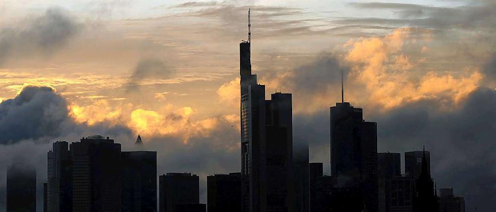 Bad Banks: Jeder schimpft dieser Tage über die Banken und ihre Schuld an der Euro-Krise. Damit macht man es sich zu einfach, findet Robert Leicht.