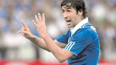 Mit Händen und Füßen: Raúl. Foto: dapd