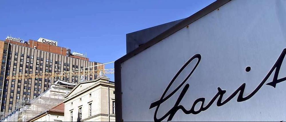 Das Betten-Hochhaus der Charite in Berlin. Mit Hilfe des Bundes soll das Universitätsklinikum zu ihrem früheren Weltruhm zurückfinden.
