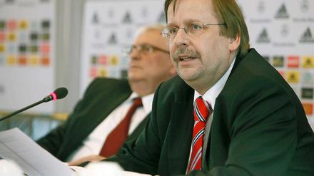 Roland Koch (vorn) und Theo Zwanziger reden derzeit offenbar aneinander vorbei.