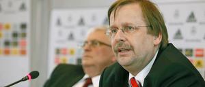Roland Koch (vorn) und Theo Zwanziger reden derzeit offenbar aneinander vorbei.