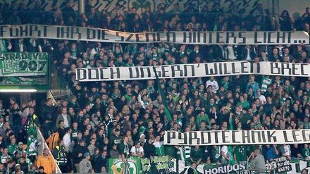 Fans des Zweitligisten Greuther Fürth fordern während des Spiels am Montag gegen Eintracht Braunschweig die Legalisierung von Pyrotechnik. Am Mittwoch gab der DFB eine unmissverständliche Antwort.