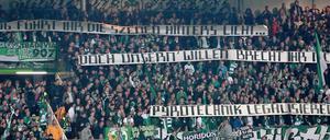 Fans des Zweitligisten Greuther Fürth fordern während des Spiels am Montag gegen Eintracht Braunschweig die Legalisierung von Pyrotechnik. Am Mittwoch gab der DFB eine unmissverständliche Antwort.