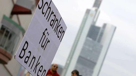 Demonstranten im Frankfurter Bankenviertel fordern schärfere Regeln für die Geldinstitute.
