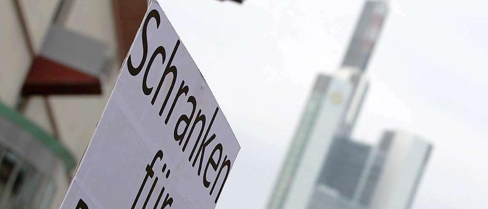 Demonstranten im Frankfurter Bankenviertel fordern schärfere Regeln für die Geldinstitute. 