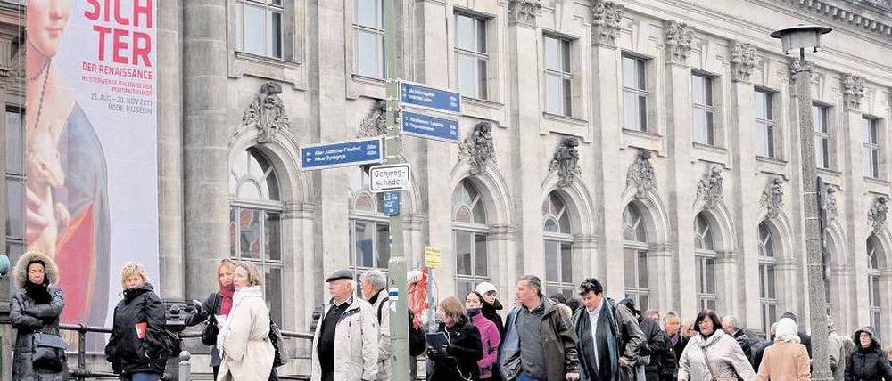 In der Warteschlange. Wer zur „Dame mit dem Hermelin“ will, muss früh aufstehen. Nur noch bis Montag ist sie in „Gesichter der Renaissance“ im Bode-Museum zu sehen. Foto: dapd