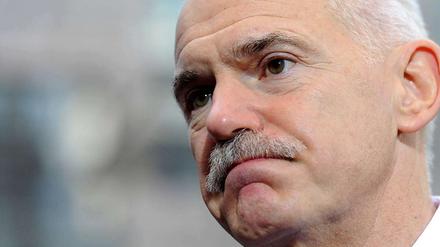 Die Ankündigung des griechischen Premierministers Papandreou, das Volk über den Rettungsschirm abstimmen zu lassen, hat nicht nur die EU-Partner überrascht - auch die Griechen sind ratlos.