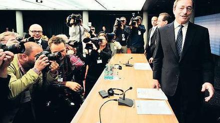 Premiere in turbulenten Zeiten. Seit Dienstag ist Mario Draghi Präsident, am Donnerstag leitete der Italiener erstmals eine Ratssitzung der Europäischen Zentralbank. Die Runde stand im Zeichen der Krisenbewältigung: Sinkende Zinsen sollen der Konjunktur helfen, zudem will die EZB auch in Zukunft Anleihen von Euro-Schuldenstaaten aufkaufen. Foto: dpa