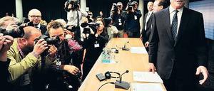 Premiere in turbulenten Zeiten. Seit Dienstag ist Mario Draghi Präsident, am Donnerstag leitete der Italiener erstmals eine Ratssitzung der Europäischen Zentralbank. Die Runde stand im Zeichen der Krisenbewältigung: Sinkende Zinsen sollen der Konjunktur helfen, zudem will die EZB auch in Zukunft Anleihen von Euro-Schuldenstaaten aufkaufen. Foto: dpa