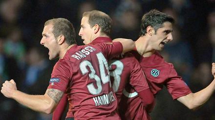 Keine schlechte Choreographie. Die Hannoveraner Rausch (l.) und Stindl (r.) jubeln mit ihrem Torschützen zum Ausgleich, Jan Schlaudraff. 