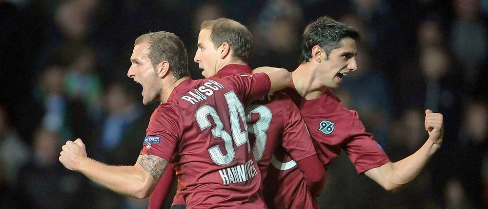 Keine schlechte Choreographie. Die Hannoveraner Rausch (l.) und Stindl (r.) jubeln mit ihrem Torschützen zum Ausgleich, Jan Schlaudraff.
