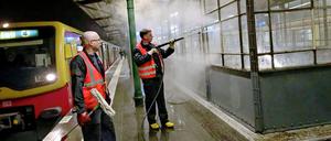 Image aufpoliert. Mit Hochdruckreiniger und Wischbesen verleihen die Putztrupps in den Betriebspausen den S-Bahnhöfen neuen Glanz. Für die Nachteinsätze gibt das Verkehrsunternehmen jetzt mehr Geld aus.
