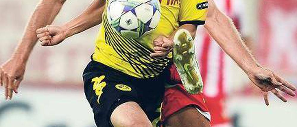 Nimmt sich den Ball zur Brust. Shinji Kagawa zeigt auch nach seiner Verletzung bei Borussia Dortmund, zu welchen technischen Kunststücken er fähig ist. Foto: AFP