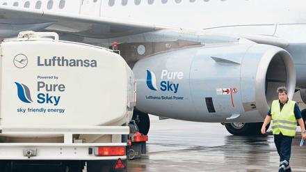 Vorreiter aus Deutschland. Als erste Fluggesellschaft weltweit setzt die Lufthansa Biokraftstoff im Linienbetrieb ein. Foto: dpa
