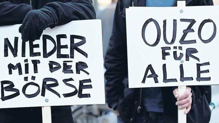 Kein Vertrauen. Nicht nur die Teilnehmer der „Occupy“-Demonstrationen haben nur noch Hohn und Spott für die Repräsentanten des Finanzsystems übrig – auch viele Privatanleger und Sparer sorgen sich, dass ihre Ersparnisse verbrannt werden. Foto: dapd