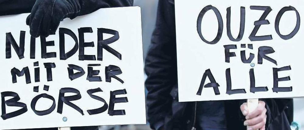 Kein Vertrauen. Nicht nur die Teilnehmer der „Occupy“-Demonstrationen haben nur noch Hohn und Spott für die Repräsentanten des Finanzsystems übrig – auch viele Privatanleger und Sparer sorgen sich, dass ihre Ersparnisse verbrannt werden. Foto: dapd