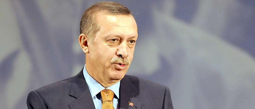 Hand aufs Herz. Recep Tayyip Erdogan spricht anlässlich des 50. Jahrestages des deutsch-türkischen Anwerbeabkommens.