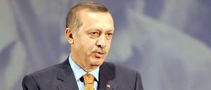 Hand aufs Herz. Recep Tayyip Erdogan spricht anlässlich des 50. Jahrestages des deutsch-türkischen Anwerbeabkommens.