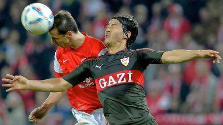 Kopf an Kopf: Der Mainzer Anthony Ujah (links) und Shinja Okazaki vom VFB Stuttgart.