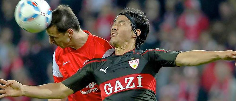 Kopf an Kopf: Der Mainzer Anthony Ujah (links) und Shinja Okazaki vom VFB Stuttgart.