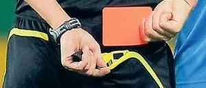 In die eigene Tasche. Freundschaftsspiele und Weiterbildungen muss ein Schiedsrichter eigenständig bei der Steuer angeben. Nicht jeder macht das offenbar korrekt.