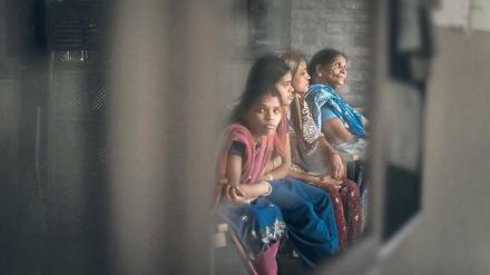 Warten auf den Arzt. Manche Patienten in Indien wissen gar nicht, dass sie Teil klinischer Tests sind, behaupten Kritiker. Foto: laif