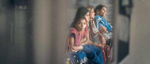 Warten auf den Arzt. Manche Patienten in Indien wissen gar nicht, dass sie Teil klinischer Tests sind, behaupten Kritiker. Foto: laif